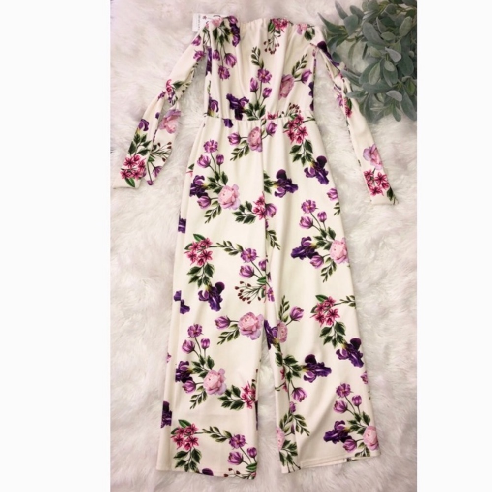 ❤️NEW W TAGS❤️ Floral Jumpsuit